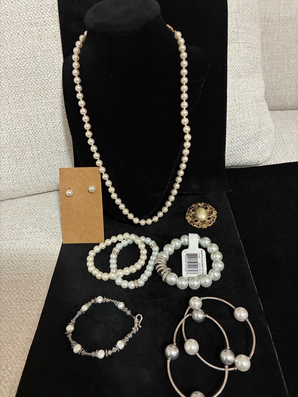 Pearl NWT or EUC Bundle 9 pieces Necklace, Brooch Bracelets Earrings
Vintage-Now
